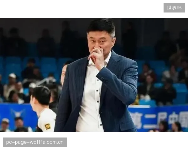 广东队主教练杜锋在季后赛中战术受限，未能有效解决周琦强点问题。